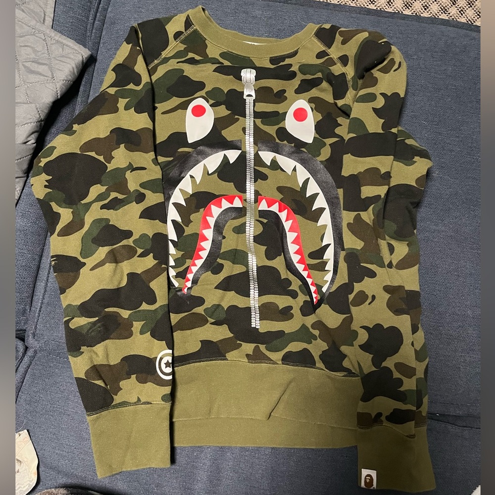 WGM Babe Camo Shark camo green crewneck